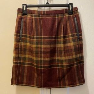 Great condition brown plaid Tommy Hilfiger skirt!